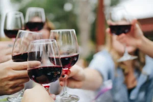 Brindis amb copes de vi negre