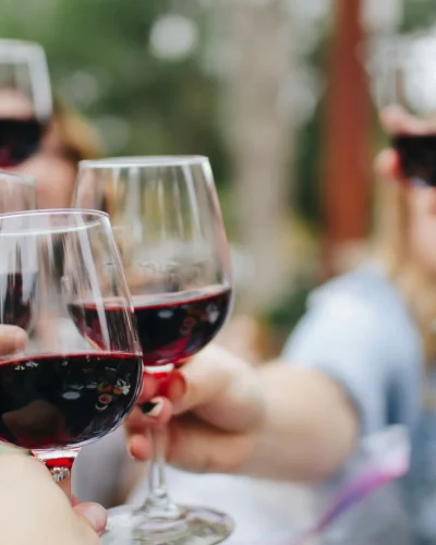 Brindis amb copes de vi negre