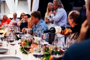 Tast de vins a taula amb amics