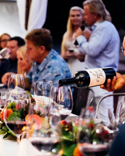 Tast de vins a taula amb amics